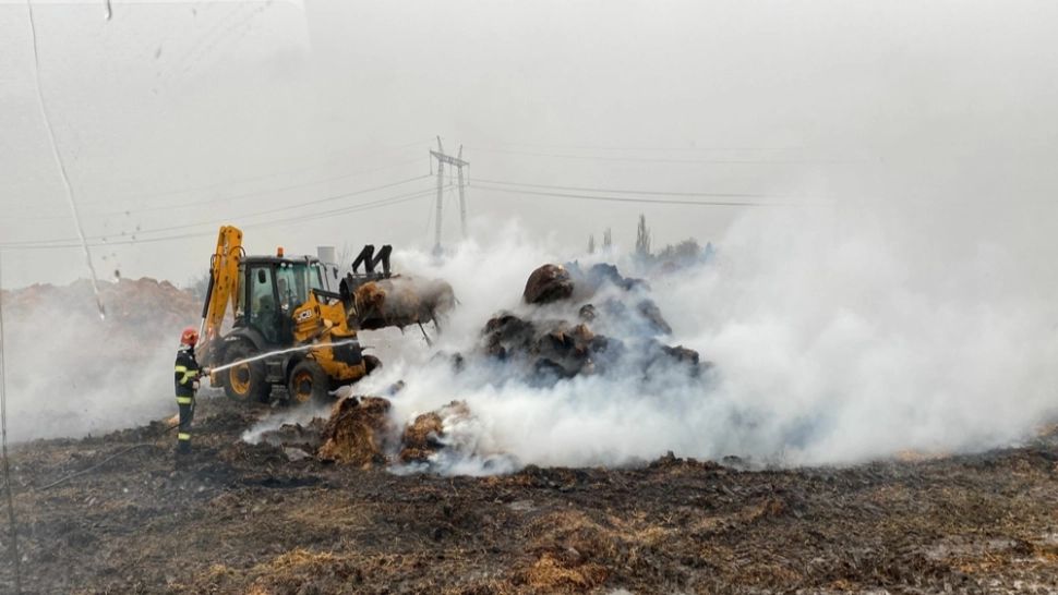 FOTO Incendiu violent în Ialomița: Pompierii din două județe se luptă cu flăcările de peste 12 ore