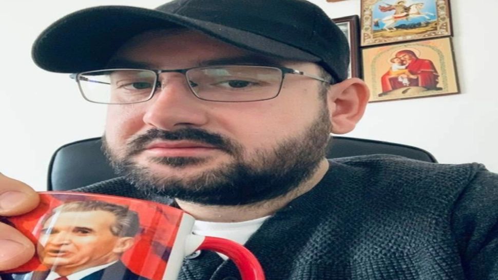 Un primar din Gorj, fotografie cu o cană imprimată cu chipul lui Ceauşescu. Edilul, fan al dictatorului