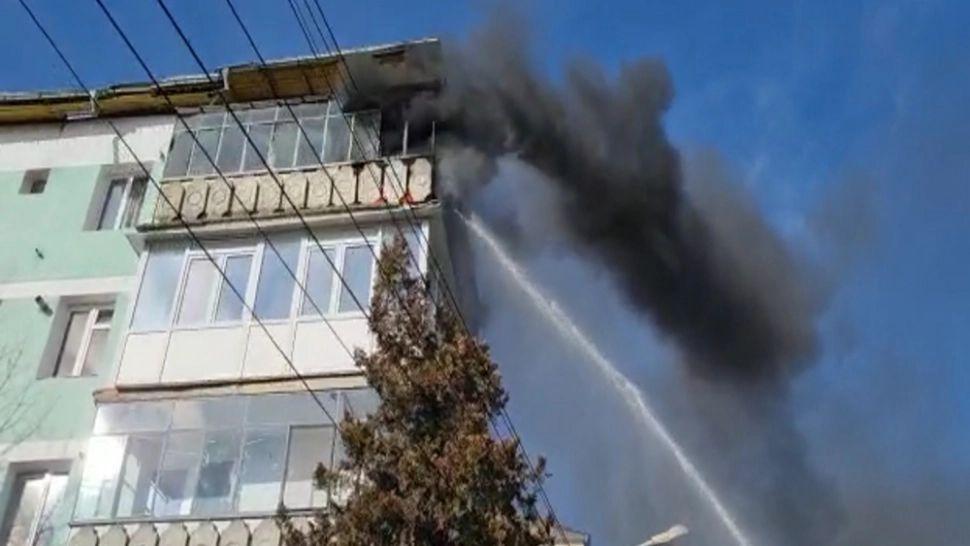 PANICĂ într-un bloc din Piatra-Neamț, după ce un incendiu s-a produs la etajul 4 al imobilului! 3 persoane, evacuate