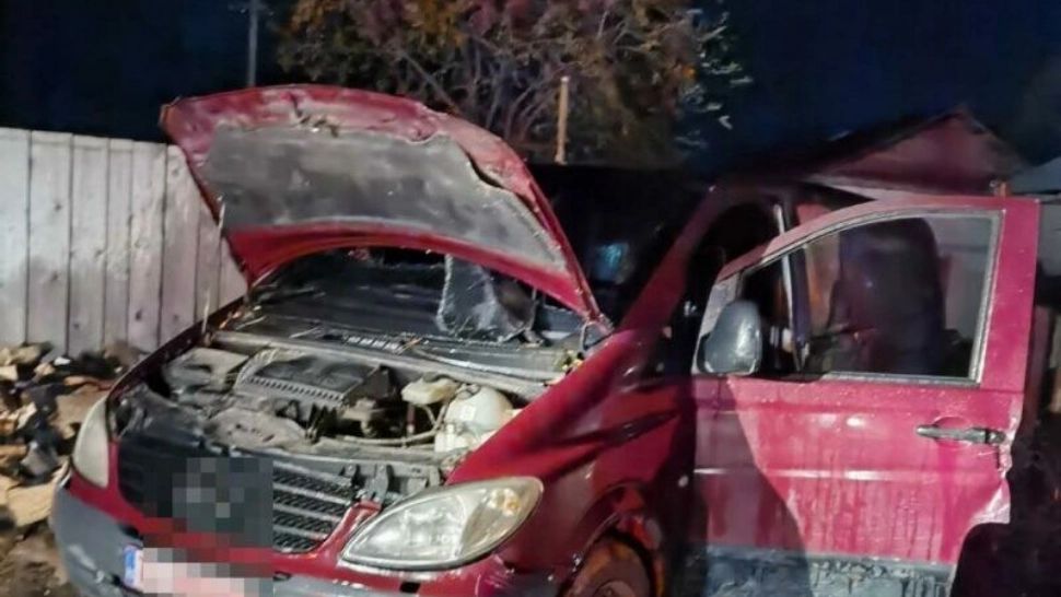 O dubă plină cu lemne de foc a ars ca o torță în miez de noapte