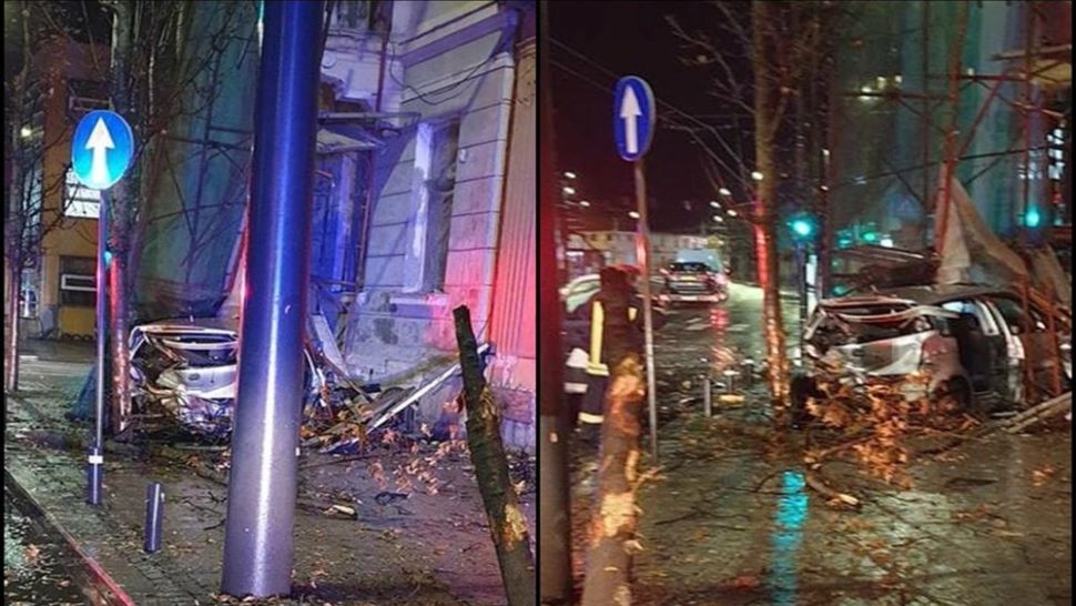 FOTO Grav accident rutier în centrul Clujului! Un şofer beat a rupt mai mulţi copaci şi s-a izbit de o casă