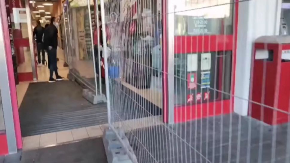 Centrele comerciale care au montat garduri separatoare, SANCȚIONATE!