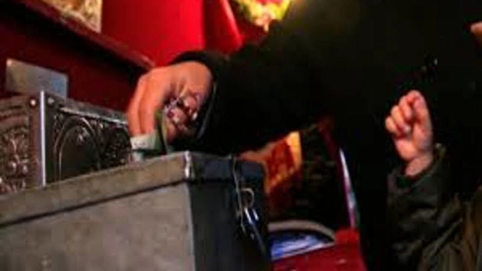 Caz HALUCINAT în Alba Iulia: Tineri reținuți după ce au furat banii din cutia milei