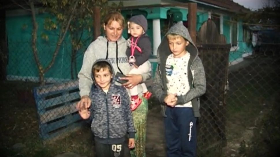 Familie din Videle, la limita supraviețuirii - trăiesc în frig și foamete. Mâncarea, un lux - VIDEO