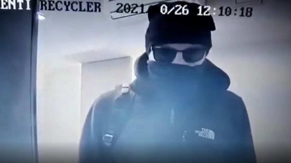 Bărbatul care a luat dintr-un bancomat 6.000 de euro, găsit de polițiști