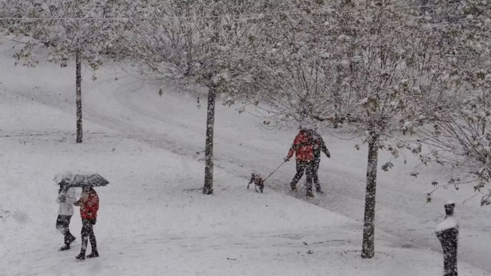 Furtuna Arwen face ravagii în Spania - Zeci de șosele, copleșite de nămeții de zăpadă FOTO&VIDEO
