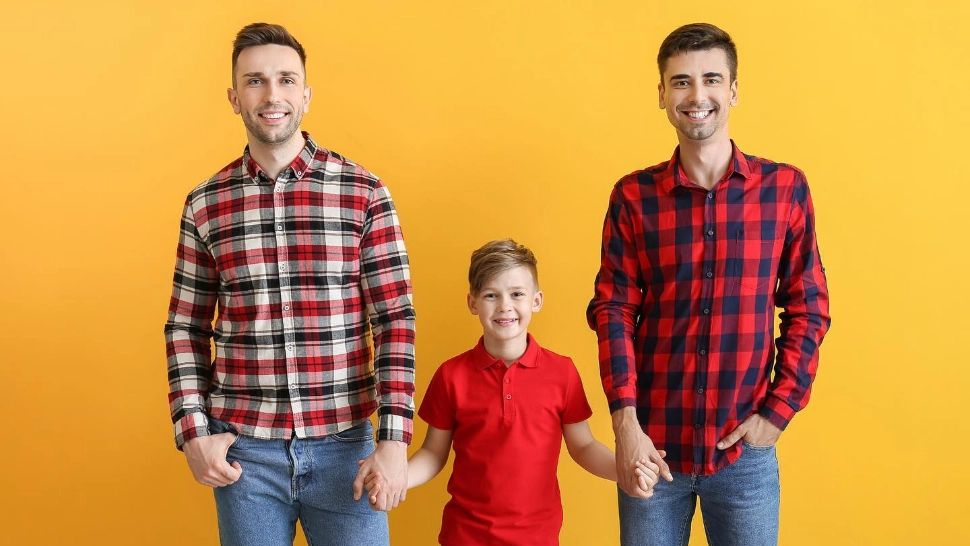 Anunț controversat: Un cuplu de homosexuali din Cluj a adoptat un copil