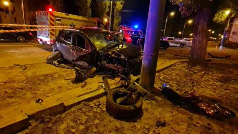 FOTO | Accident teribil în Mamaia. O gravidă băută la volan a intrat cu maşina într-un copac şi într-un stâlp de iluminat - 2 victime