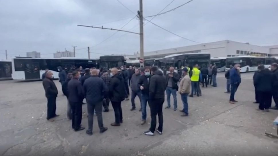 VIDEO | Grevă spontană la Iași. Șoferii de autobuze refuză să iasă pe traseu – Ce spune primarul