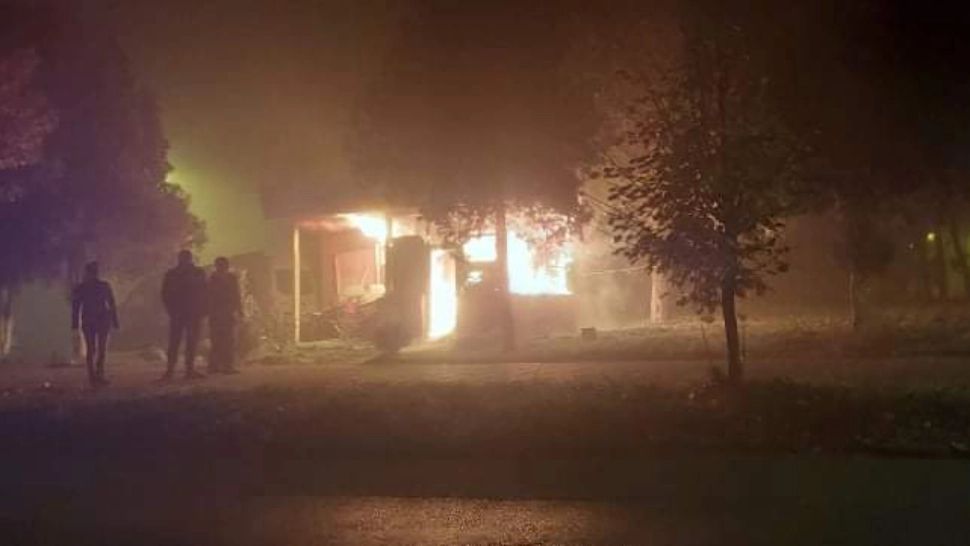 Incendiu de amploare la o fostă haltă din Târgu Mureș. Un bărbat a murit carbonizat