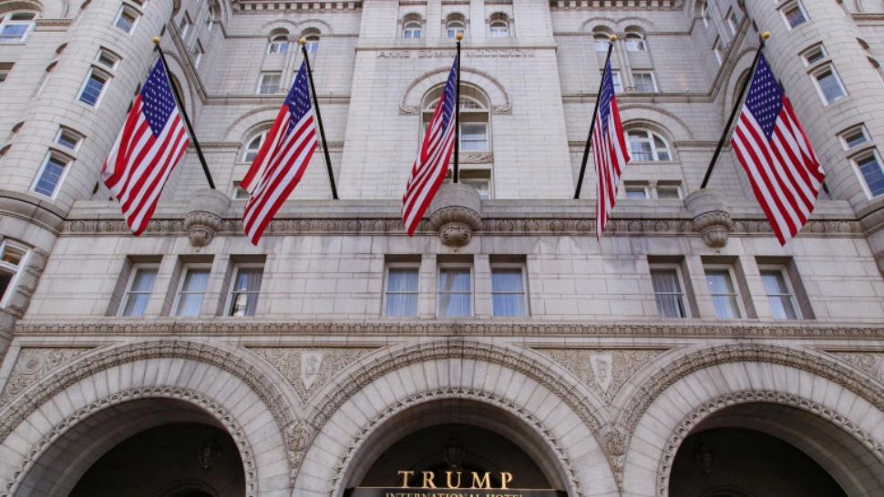 Trump își vinde hotelul din Washington cu 375 de milioane de dolari. Noul proprietar vrea să îi schimbe numele