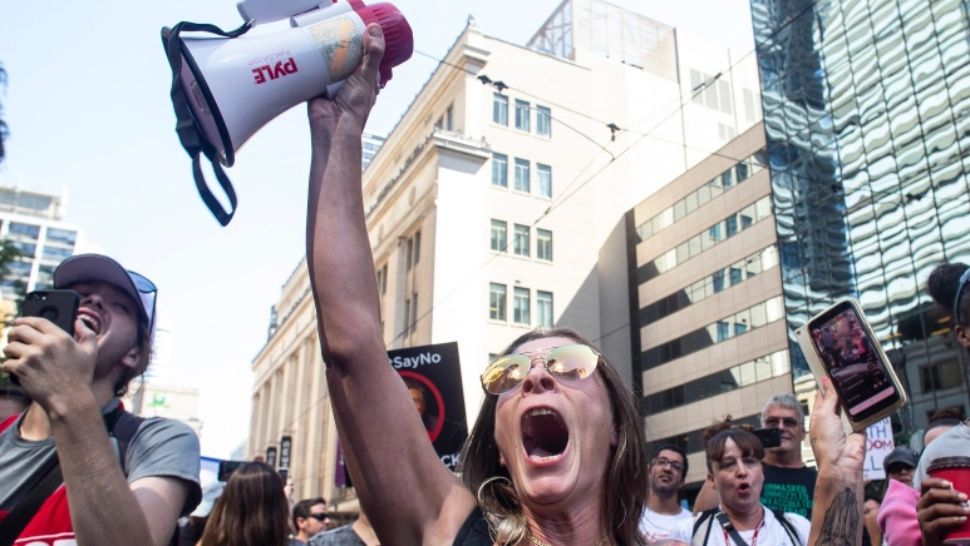 SANCȚIUNI penale împotriva manifestanților ANTI-VACCINARE! Pedepse cu închisoarea pentru cei care amenință medicii. Unde se întâmplă 