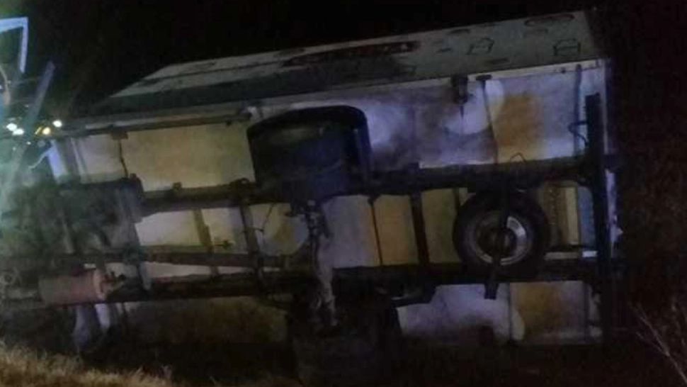 FOTO | Un camion plin cu alimente s-a răsturnat pe centura orașului Brăila. Șoferul a rămas blocat în mașină 