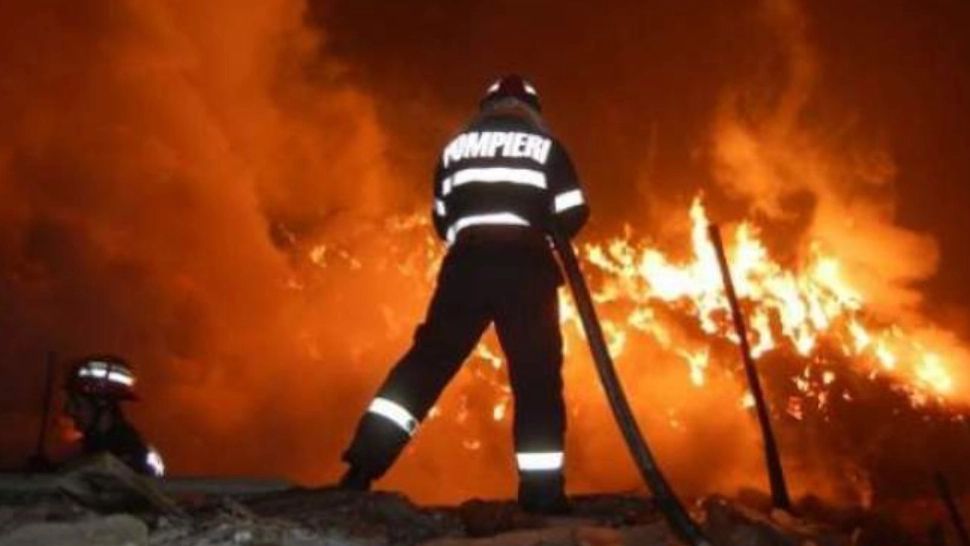 INCENDIU puternic în Vaslui! Pompierii intervin cu 4 autospeciale 