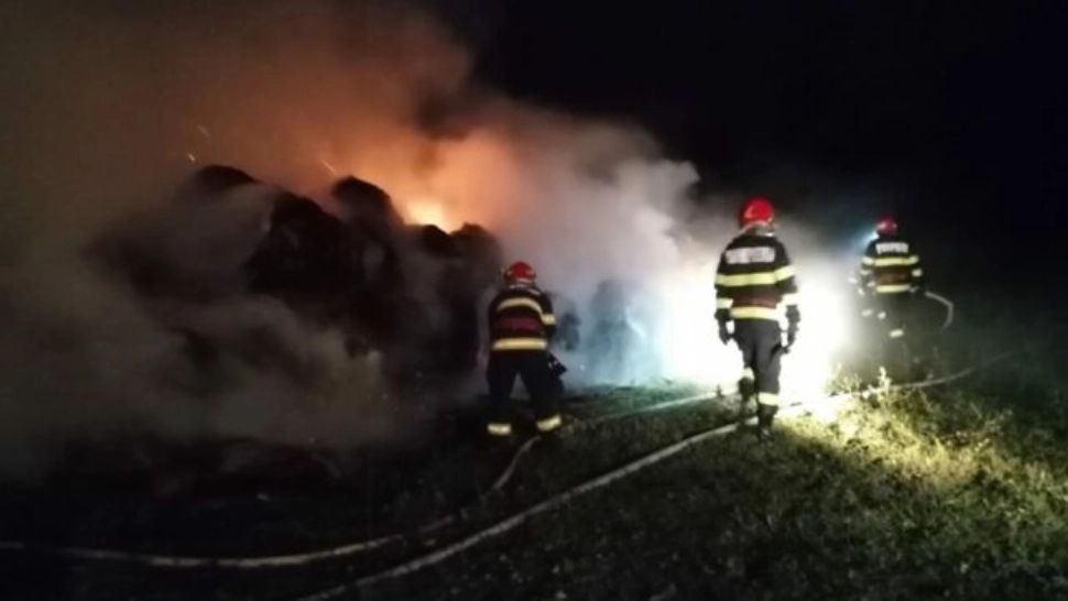 O femeie a murit carbonizată și un bărbat are arsuri grave, după ce un adăpost improvizat din Timișoara a luat foc