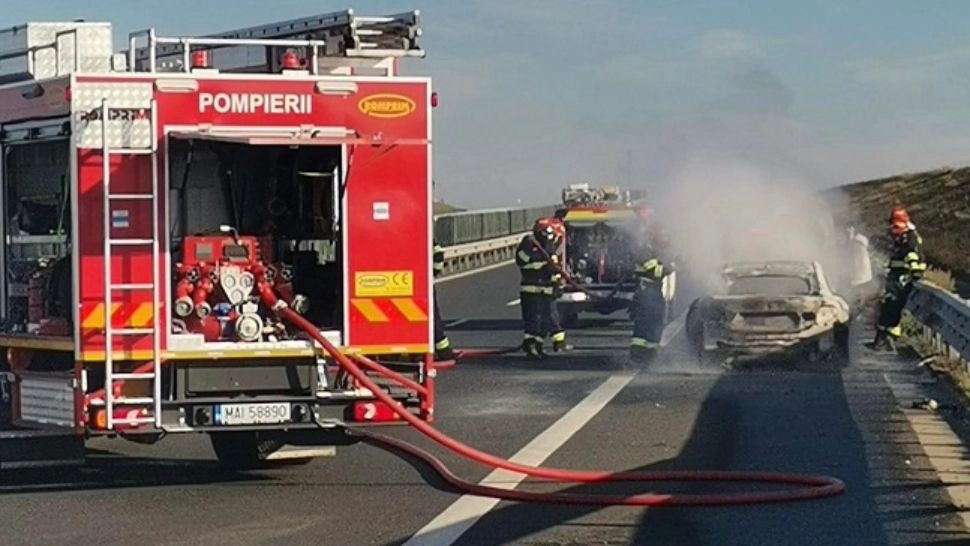 FOTO | Maşină cuprinsă de flăcări pe AUTOSTRADA Timişoara - Lugoj