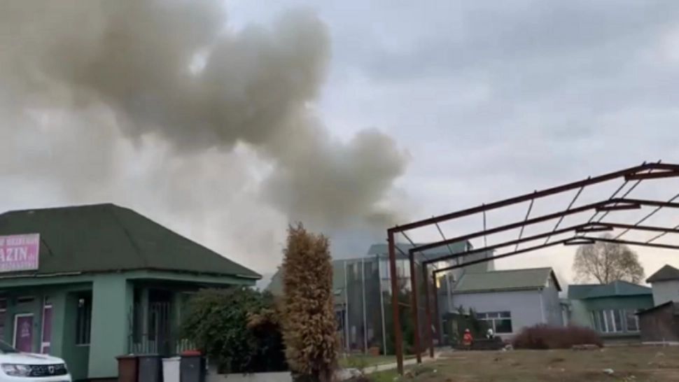 VIDEO - Incendiu devastator la o cunoscută fabrică de mezeluri din Olt