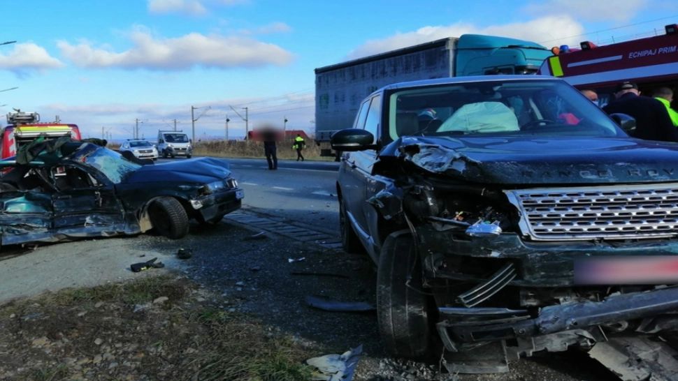 FOTO | Accident violent între două mașini pe DN1C! Un bărbat este rănit 