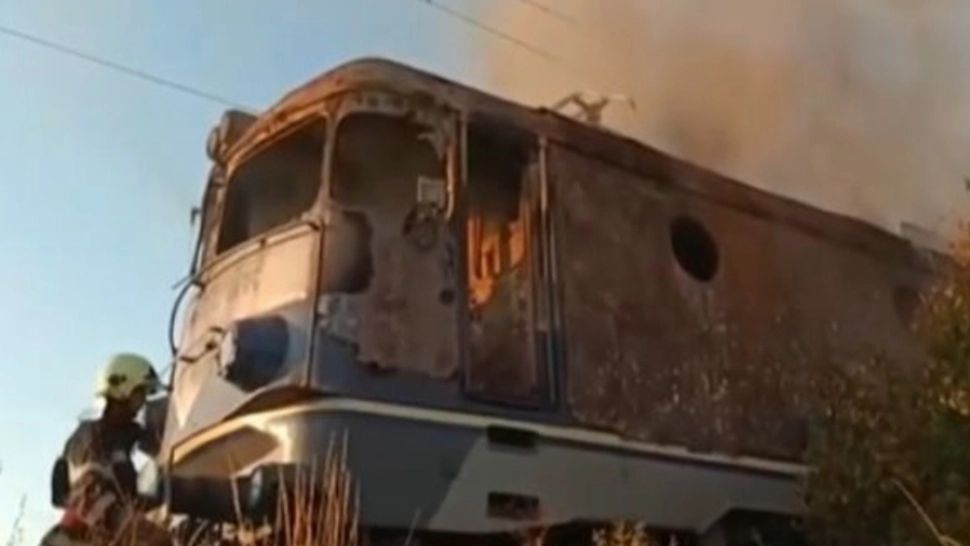INCENDIU la o locomotivă în Gara Predeal. Era cuplată la vagoane pline cu MOTORINĂ - pericol de EXPLOZIE