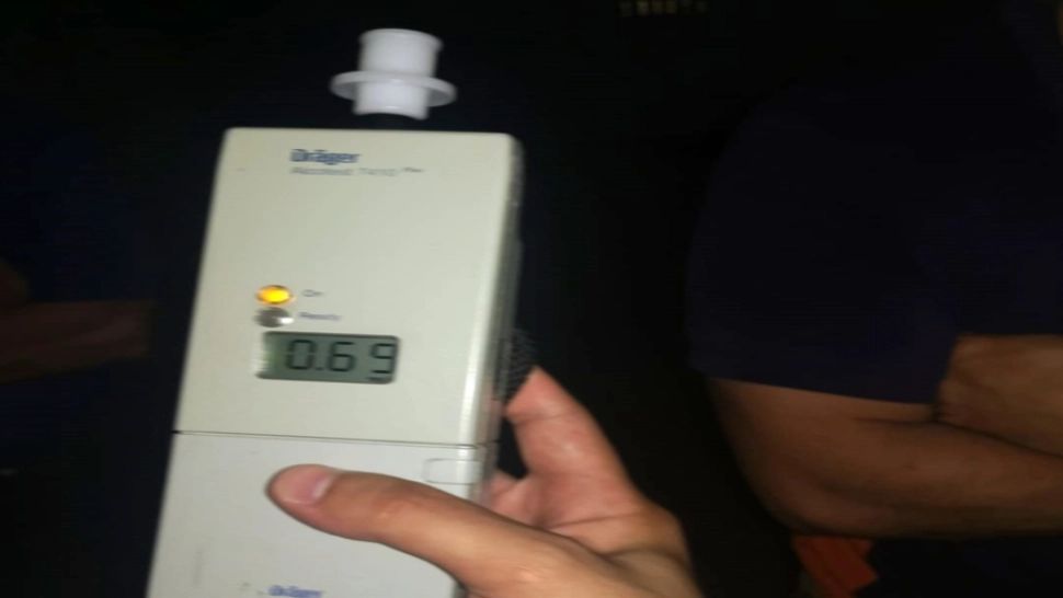 Neglijență extremă la volan! Un bărbat băut și fară permis a condus o mașină cu număr fals de înmatriculare