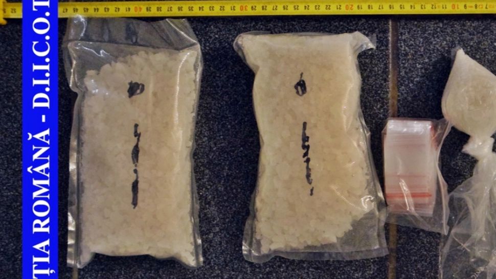 FOTO | Peste 1 kg de DROGURI psihoactive găsite de polițiști. Cine este bărbatul reținut