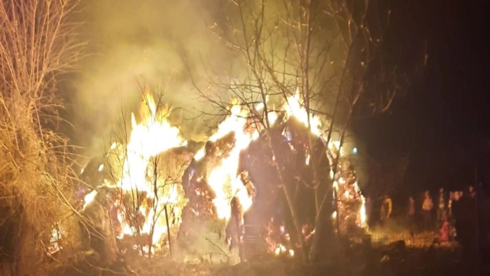 PIROMAN la 70 de ani! Bărbatul a fost reținut de polițiști. Pe cine a vizat incendiul 