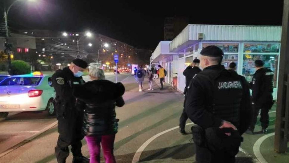 INCONȘTIENȚĂ! Trei femei care ar fi trebuit să fie în carantină se certau în autobuz