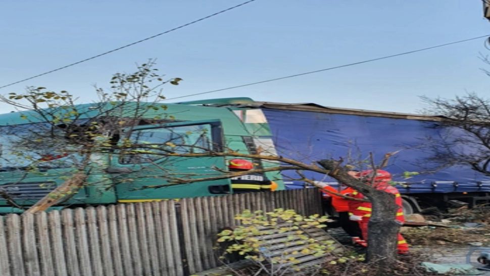FOTO | Accident violent! Un șofer a intrat cu TIR-ul într-un gard