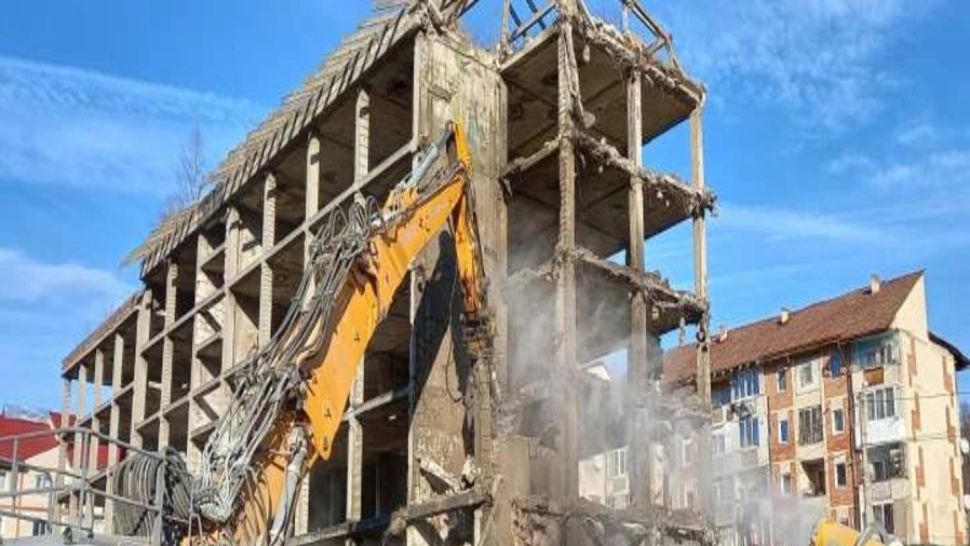 FOTO | Bloc demolat la Hunedoara. De ce s-a intamplat acest lucru 