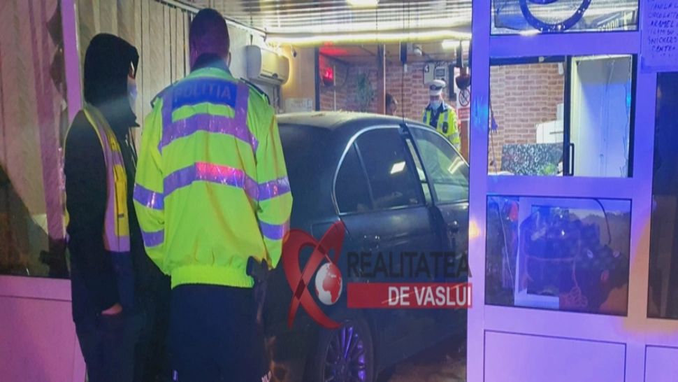 Accident SPECTACULOS la Bârlad! Un bărbat a intrat cu mașina în bar! FOTO-VIDEO