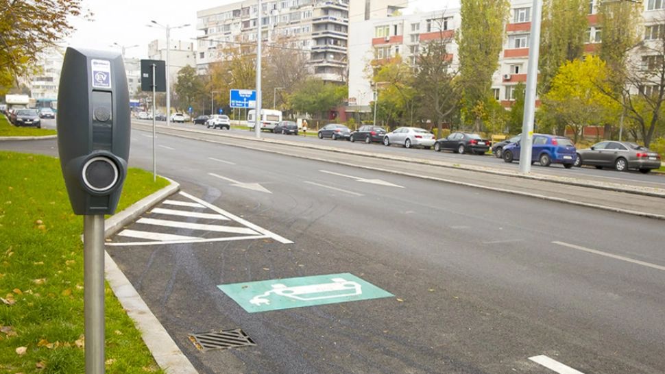 FOTO | Stații noi pentru încărcarea mașinilor ELECTRICE în România! Unde se află acestea