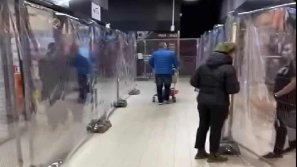 VIDEO | Gardurile despărțitoare de la un centru comercial din România au fost desființate astăzi 