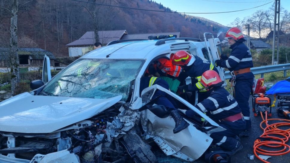 FOTO | Coliziune intre două mașini la Izvoru Muntelui! Șoferița a rămas încarcerată în autovehicul 