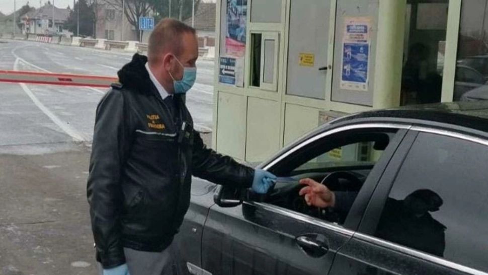 Dosare penale pentru membrii unei familii de români! Aceștia au încercat să intre în țară cu CERTIFICATE digitale Covid FALSE 