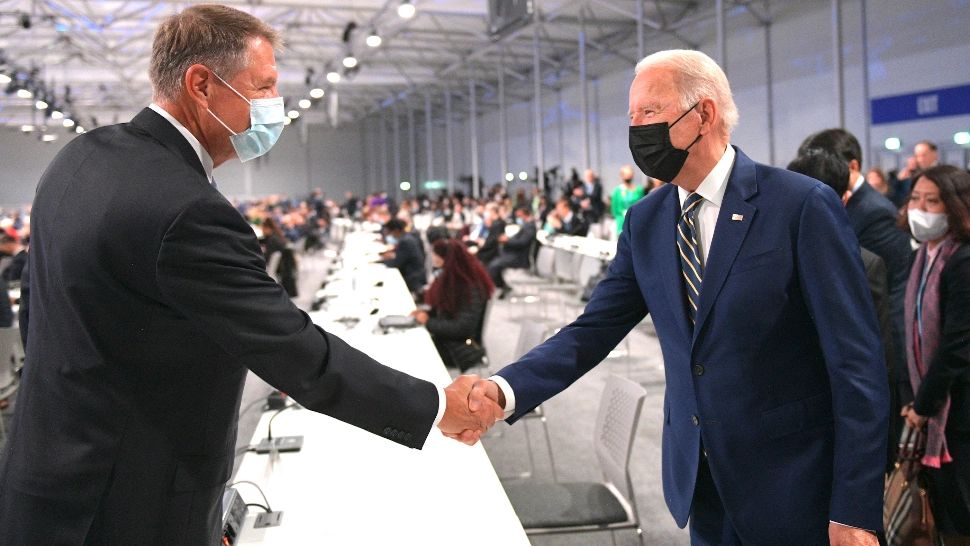 Klaus Iohannis, întâlnire cu liderul de la Casa Albă la summitul pentru climă de la Glasgow - COP 26: Prima IMAGINE cu Joe Biden