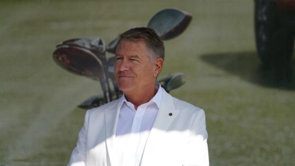 VIDEO - Klaus Iohannis a jucat din nou golf, duminică - Președintele s-a relaxat, în plină criză politică