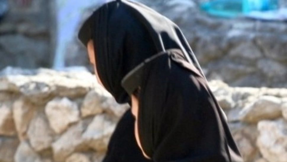 Și cu banii luați, și cu problemele în dragoste nerezolvate! Cum a fost înșelată o femeie de o falsă măicuță - Caz halucinant în Dâmbovița