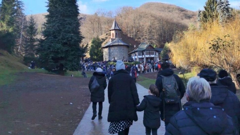 VIDEO Mii ce credincioși la mormântul lui Arsenie Boca, la 32 de ani de la moartea renumitului prelat