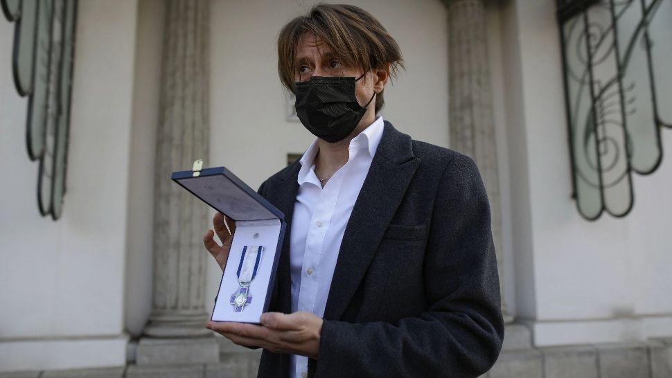 VIDEO. Marius Manole a returnat medalia la Cotroceni: „E un moment periculos pentru România. Cred că a venit timpul ca Iohannis să și plece!”