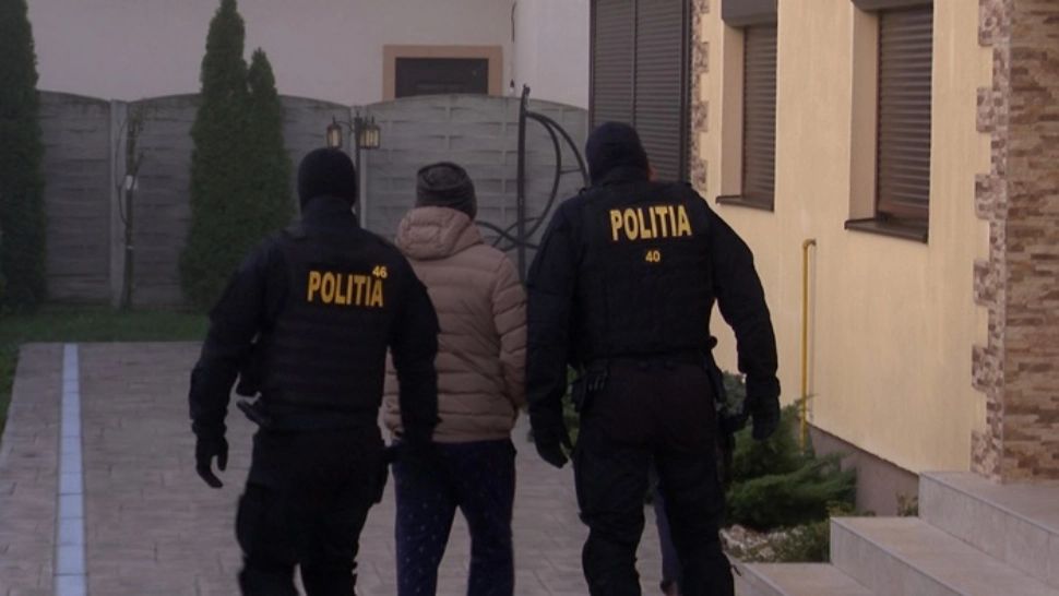 DECLARAȚIA zilei. Suspect, în timp ce era ridicat de mascaţi: „Băi, chem Poliţia!” VIDEO