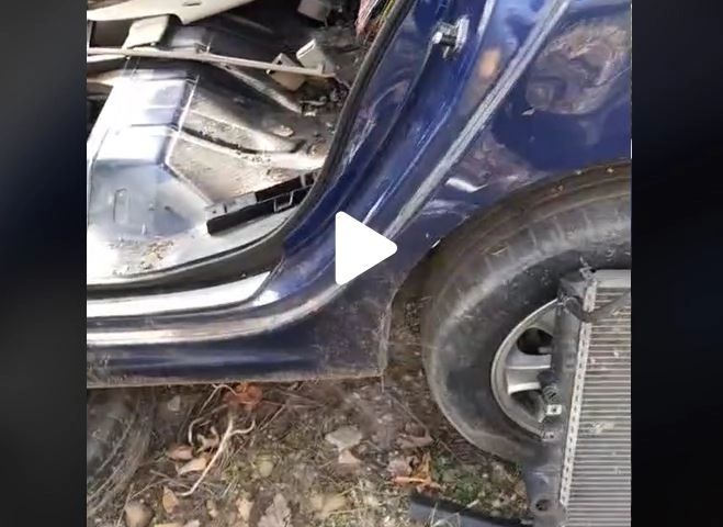 VIDEO – Moment terifiant – S-a apucat să dezmembreze o mașină veche și a făcut o descoperire, in portbagaj, care l-a pus pe gânduri
