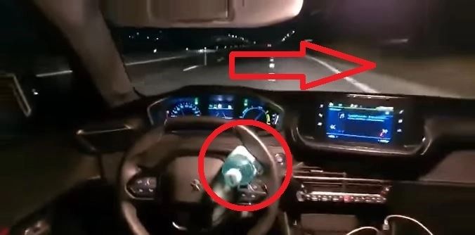 VIDEO – Prostie la cote înalte – Un român s-a filmat în mașină pe autostradă în timp ce la volan nu era nimeni – Mașina s-a oprit in primul șanț