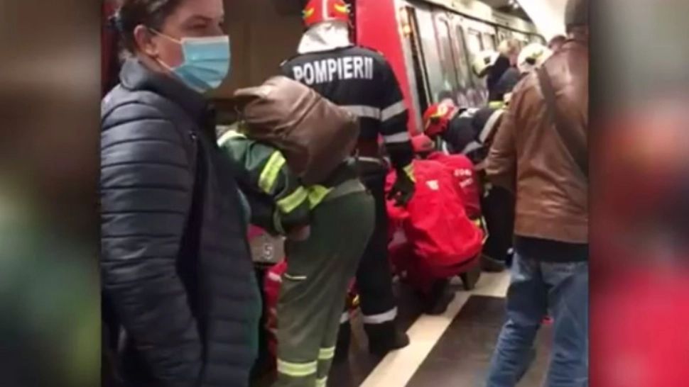 Momente de panică, în Capitală. Bărbat la un pas de moarte, după ce a căzut pe șinele metroului
