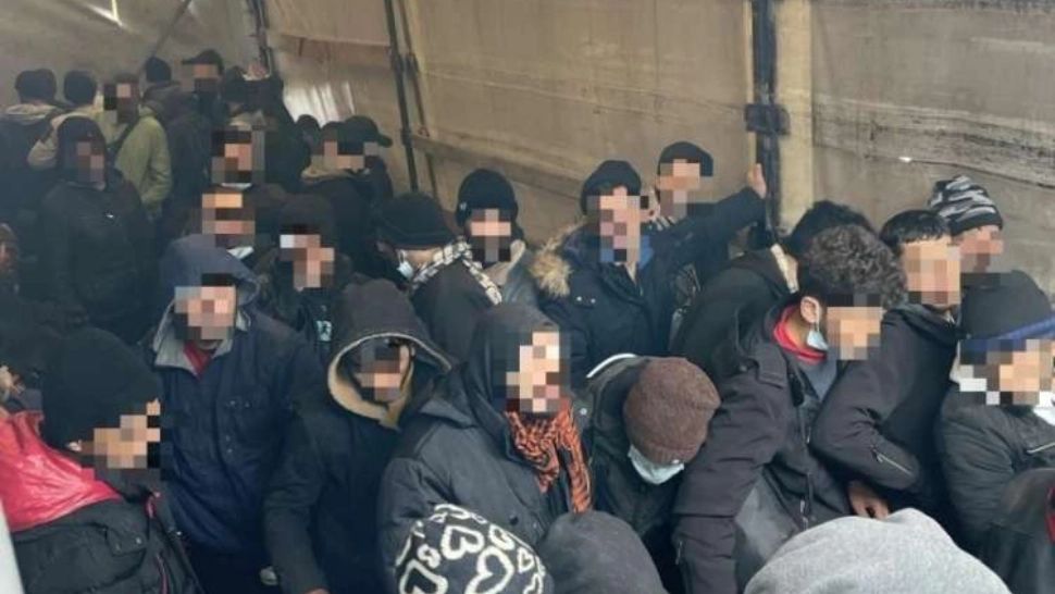 Peste 100 de migranţi ilegali, descoperiți într-un camion românesc