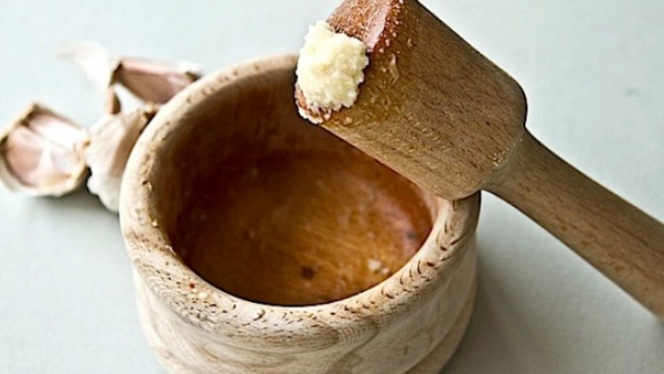 Cea mai mare greșeală pe care o faci când pregătești mujdeiul de usturoi