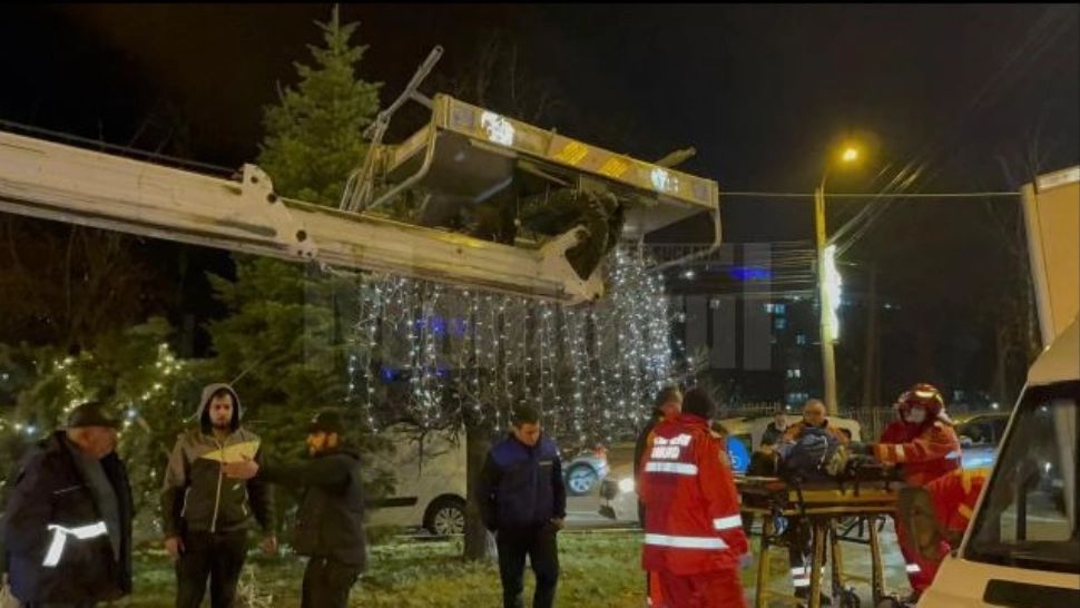 FOTO | 2 victime, după ce o autoplatformă de lucru la înălţime s-a răsturnat peste o mașină, în Suceava