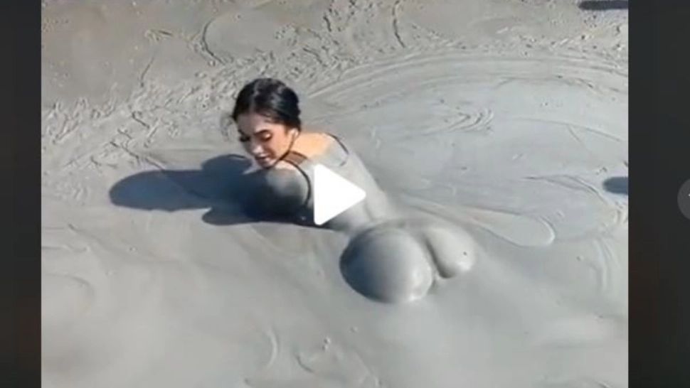 Tratamentul ciudat cu nămol ca la Techirghiol, însă din Columbia – Ce serviciu ciudat oferă localnicii celor care se scaldă în nămol