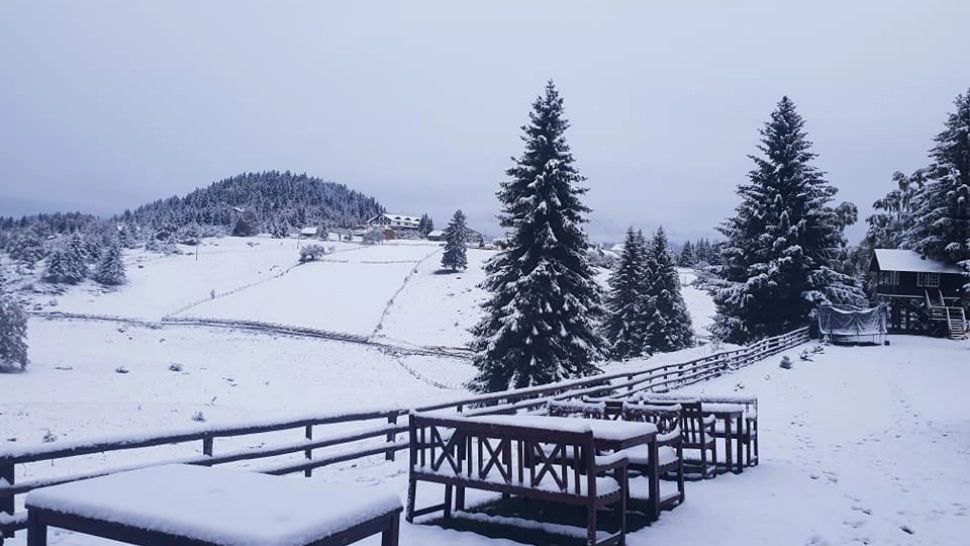 VIDEO - Ninge la munte ca în povești - Stratul de zăpadă măsoară 15 centrimetri - Cum arată prognoza meteo pentru următoarea perioadă