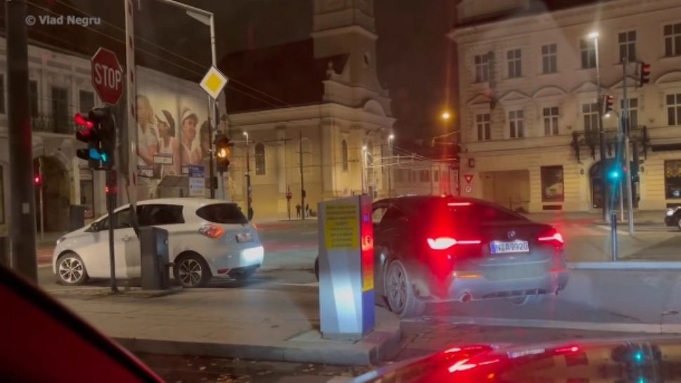 Soluţia găsită de şoferul unei bolid de lux pentru a NU plăti locul de parcare - FOTO
