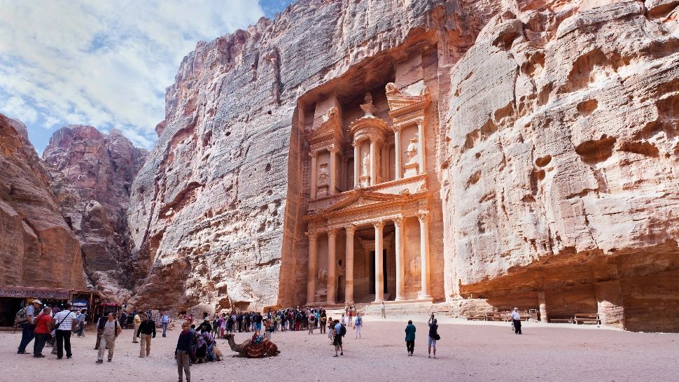 Drapelul României arborat la Petra, iar podul Abdoun din Amman, iluminat în tricolor